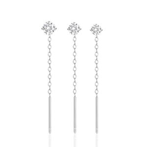 Dettaglio di orecchini in argento 925 con perni in zirconia e catenine pendenti lunghe