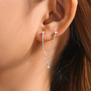 Detail van S925 sterling zilveren dubbele piercing kettingoorbellen met zirkoon