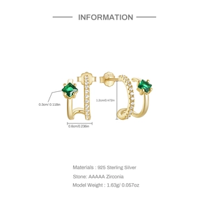 Detalle de pendientes en C de plata S925 dorada con esmeralda verde y pavé de circón