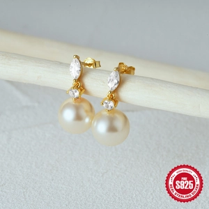 Orecchini in argento S925 placcato oro con perle e zirconi brillanti a goccia