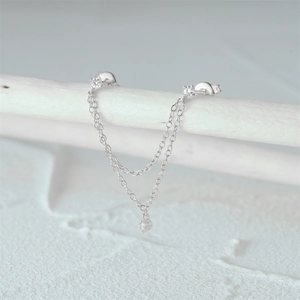 Detail van S925 sterling zilveren dubbele ketting oorbellen met fonkelende zirkoon