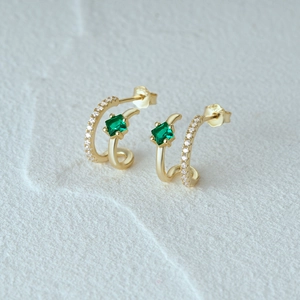Pendiente C de plata S925 dorada con pavé de circonitas y piedra verde esmeralda