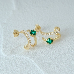 Detalle de pendientes en C de plata S925 con piedra verde y micro-pavé de circonitas