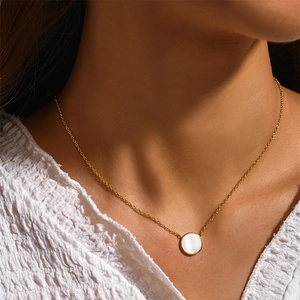 Nahaufnahme einer s925 Silberkette mit rundem weißem Perlmuttanhänger im minimalistischen Stil
