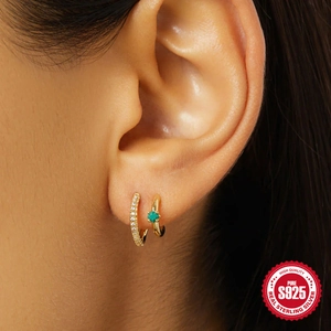 Set de pendientes de aro de plata S925 dorada con circonita verde y micro pavé