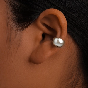 Orecchino a clip in argento a forma di C con finitura a specchio minimalista