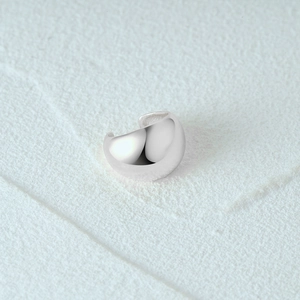 Dettaglio di un ear cuff a forma di C in argento sterling S925 con superficie lucida
