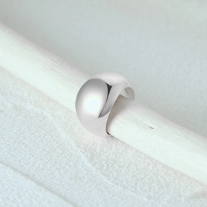 Macro dettaglio della cuffia in argento sterling S925 lucido con finitura metallica liscia