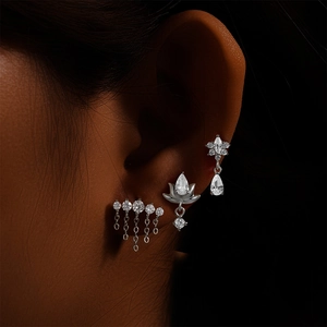 Detailansicht der S925 Sterling Silber Quastenohrringe mit funkelndem Diamantbesatz