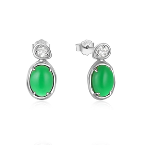 Makroaufnahme von 925er Silberohrringen mit ovalem grünem Chalcedon und weißem Zirkon