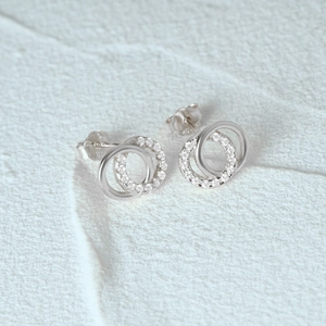 Détail de boucles d'oreilles en argent 925 avec pavage de zircons cubiques brillants