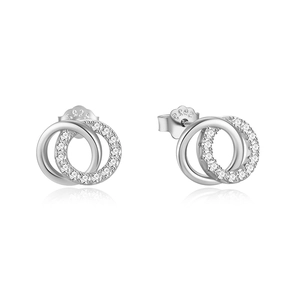 Gros plan sur les boucles d'oreilles double anneau en argent 925 avec zircons blancs