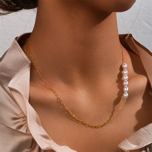 Detalle del collar de cadena clip de plata s925 con elegantes perlas blancas al cuello
