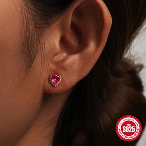 Elegante S925 zilveren hartvormige oorbellen met roze edelsteen gedragen door een model