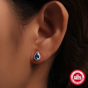 Elegante S925 zilveren oorbellen met diepblauwe druppelvormige edelsteen en halo-rand