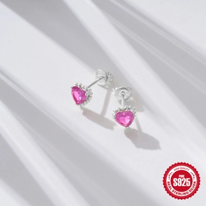 S925 sterling zilveren oorknopjes met roze hartvormige edelstenen in een klauwzetting