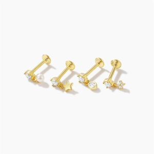Dettaglio macro di orecchini in argento S925 dorato con perle e motivi a stella set