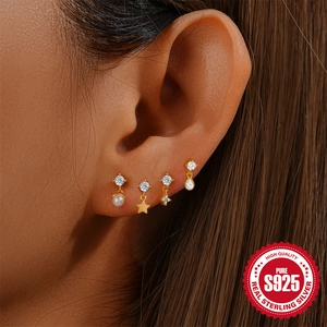 Set di 4 orecchini in argento S925 con perla, stella e zircone indossati sul lobo