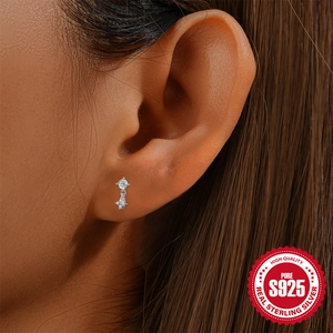 Orecchino a goccia stella in argento S925 con zirconi sull'orecchio della modella