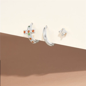 Dettaglio del set di orecchini in argento S925 con pendente a croce e zircone