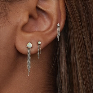 Dettaglio degli orecchini in argento S925 con opale ed eleganti catene a frange lunghe
