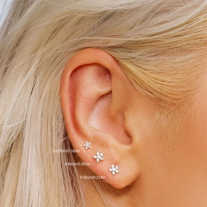 Dettaglio del set di orecchini a fiore in argento con zirconi e misure dimensionali