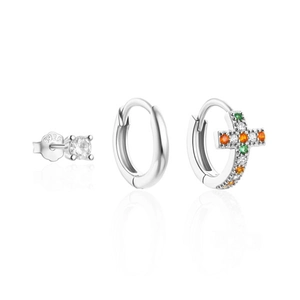 Dettaglio del set di orecchini in argento S925 con zirconi colorati e marchio ufficiale