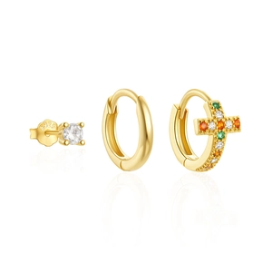 Dettaglio del set di orecchini in argento S925 dorato con croci in zircone colorato