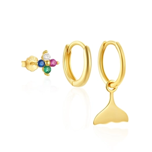 Dettaglio del set di orecchini in argento S925 con coda di balena e zirconi colorati