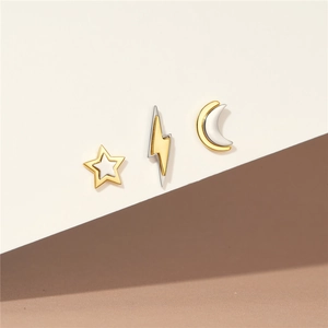 Dettaglio del set di orecchini a lobo in argento 925 con stella, fulmine e mezza luna