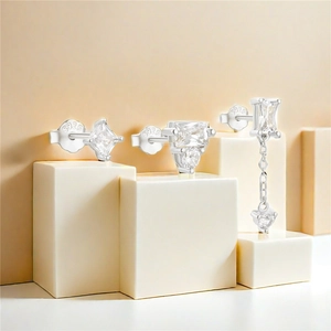 Dettaglio dei orecchini in argento sterling S925 con zirconi cubici scintillanti