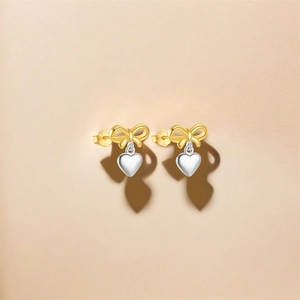 Dettaglio degli orecchini a fiocco e cuore in argento S925 con marchio inciso