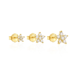 Dettaglio degli orecchini a fiore in argento S925 dorato con zirconi brillanti