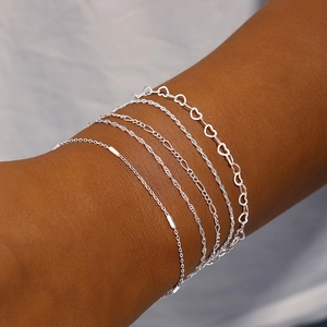 Nahaufnahme eines S925 Sterlingsilber Armband-Sets mit verschiedenen Kettenstrukturen am Handgelenk