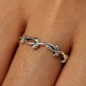 Macro shot of S925 sterling silver ring featuring intricate vine and leaf texture patterns