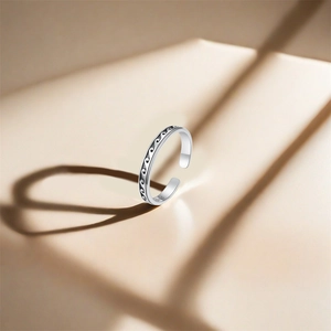 Close-up of S925 sterling silver adjustable ring with black wave pattern and S925 stamp