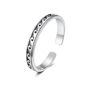 Detailed macro view of S925 sterling silver ring showing wavy texture and S925 hallmark