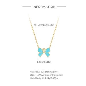 Macro-opname van de blauwe vlinderhanger in 925 zilver met glanzende AAAAA+ zirkoon