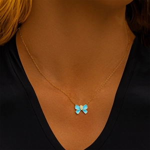 Detailweergave van de vergulde 925 zilveren ketting met blauwe vlinder en diamanten