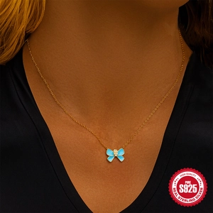 Minimalistische S925 zilveren goudkleurige ketting met blauwe vlinder van email en diamant