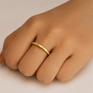 Nahaufnahme des mattgoldenen S925 Silberrings mit funkelnden runden Edelsteinen