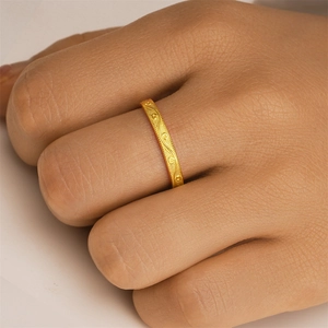 Makroaufnahme eines goldgravierten S925 Silberrings mit feinen Milgrain-Randtexturen