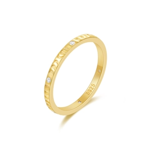Detailansicht des S925-Goldrings mit Mondphasen-Relief und funkelnden kleinen Zirkonia