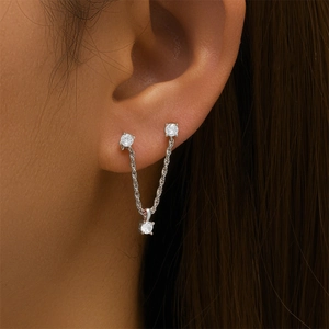 Detail van de S925 zilveren dubbele oorknopjes met ketting en ronde zirkoniasteentjes