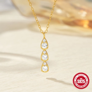 Elegante goldene S925-Silberkette mit drei vertikalen Zirkonia-Anhängern in Tropfenform