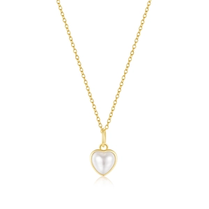 Collier cœur en perle et argent S925 plaqué or avec chaîne délicate sur fond blanc