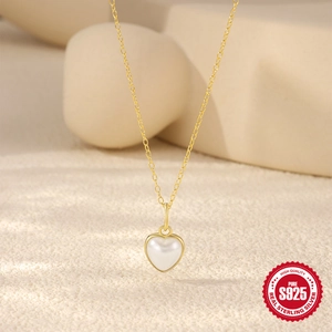 Collier cœur en nacre et argent S925 doré avec une chaîne à maillons fins