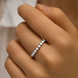Dettaglio macro dell'anello eternity in argento S925 con zirconi tondi brillanti
