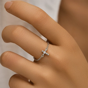 Dettaglio ravvicinato di un anello a catena in argento sterling con pendente a croce