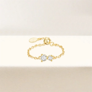 Dettaglio anello regolabile in argento S925 placcato oro con pietre di zirconia